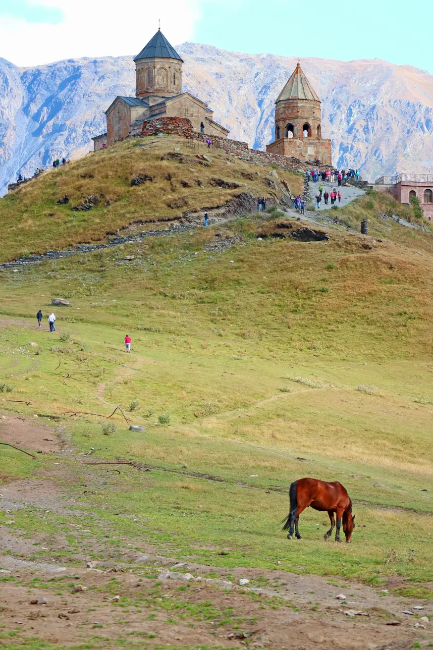 troickaa_cerkov_gergeti_ili_cerkov_cminda_sameba_stepancminda_kazbegi_gruzia_strana